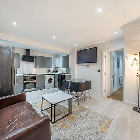 Two Bed Home In The Heart Of Егъм Екстериор снимка