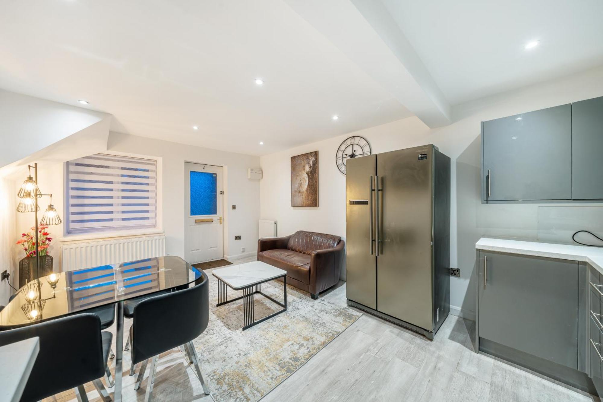 Two Bed Home In The Heart Of Егъм Екстериор снимка