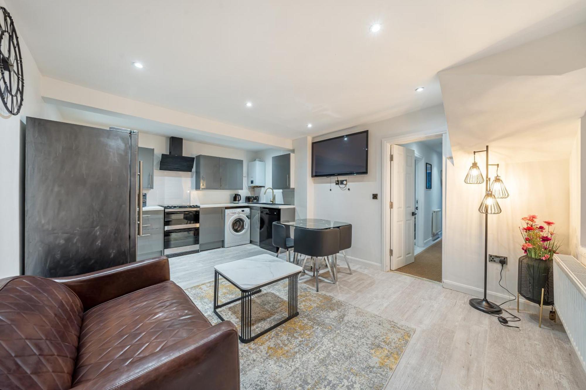 Two Bed Home In The Heart Of Егъм Екстериор снимка