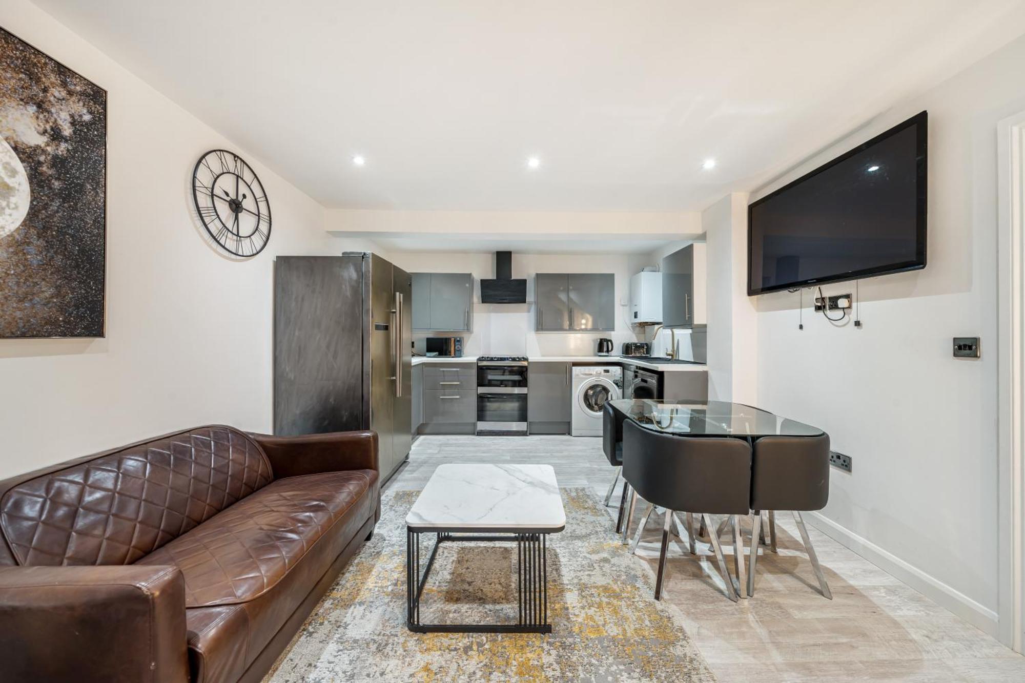 Two Bed Home In The Heart Of Егъм Екстериор снимка