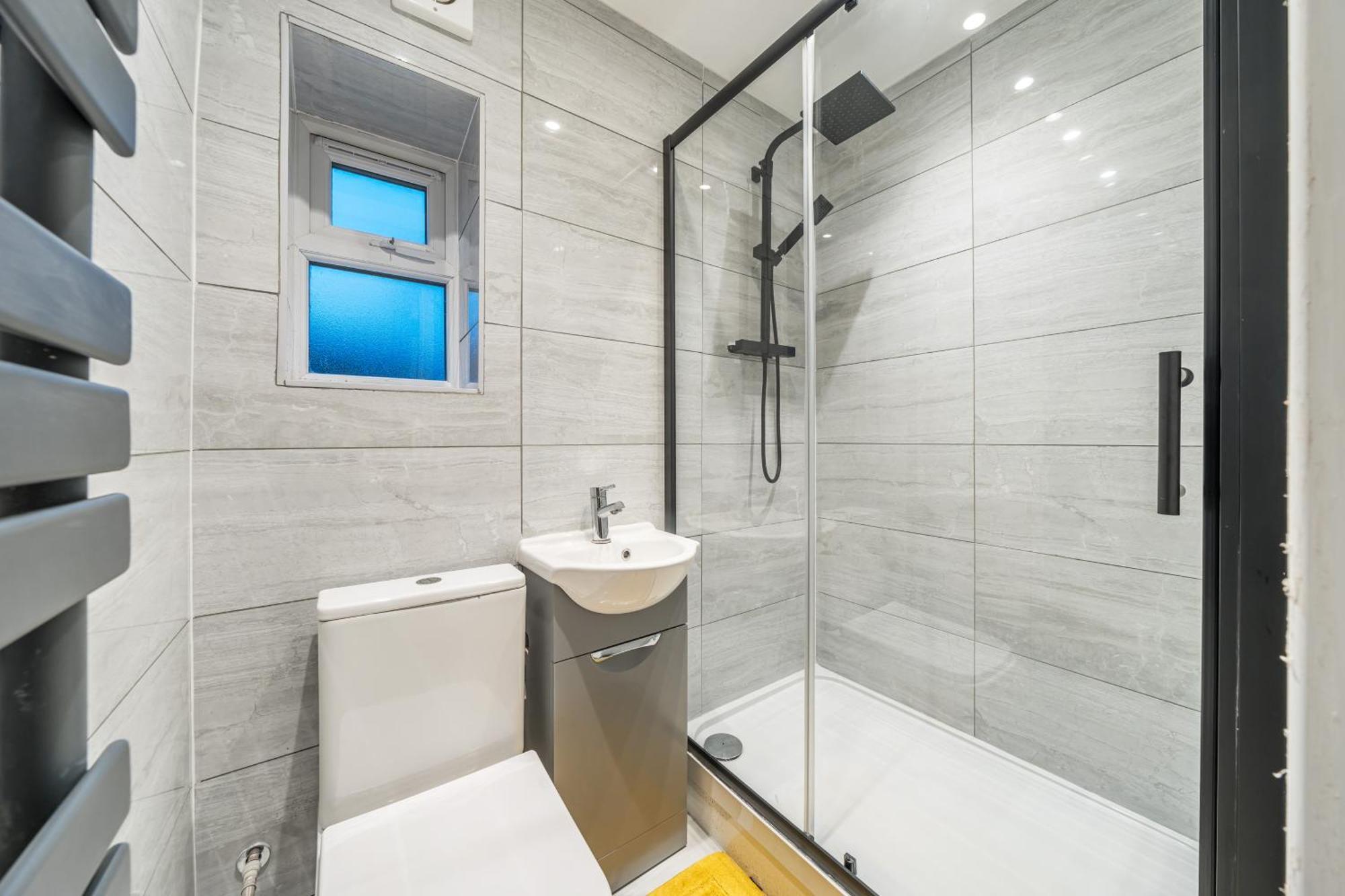 Two Bed Home In The Heart Of Егъм Екстериор снимка